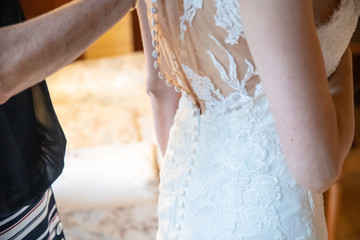 Détail de la robe de la marié le jour de son mariage
