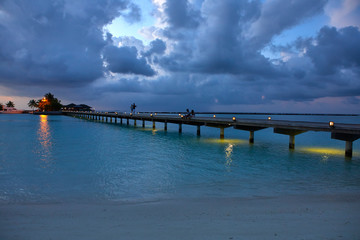 Obraz premium Footbridge of Paradise Island (Lankanfinolhu) at dusk, Maldives
