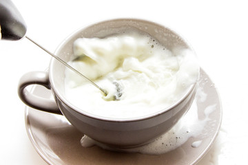 Machine for whipping foam in coffee