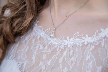 Détail de la robe de la marié le jour de son mariage