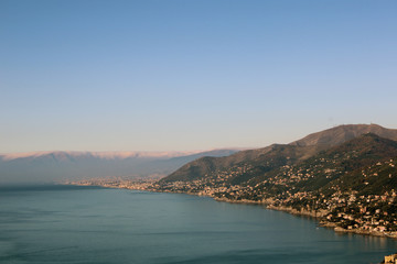 Il golfo Paradiso nel mar Ligure con vista di Genova