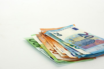 Euro Geldscheine auf einen Haufen freigestellt auf weißem Hintergrund