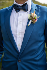 Détail du costard du marié le jour de son mariage