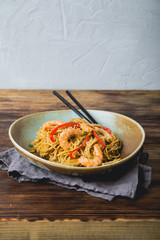 Egg noodles with bell pepper and shrimp