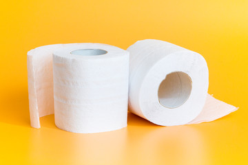 Lots of toilet paper rolls in a groupм