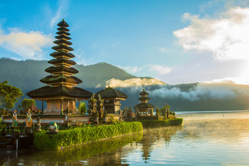 Obraz premium Sunrise in Ulun Danu Temple