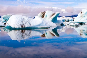 Foto auf Acrylglas Landschaften Die Eisschollen spiegeln sich im Wasser
