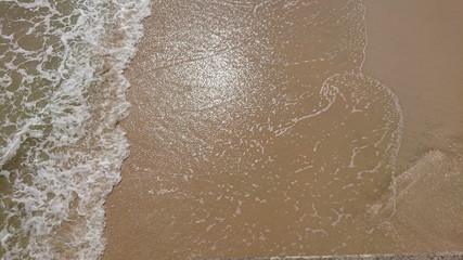 Fototapeta premium smooth white foam wave on tropical beach 