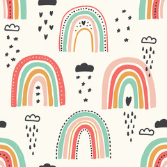 Nettes skandinavisches kindisches nahtloses Muster mit trendigen handgezeichneten Regenbögen