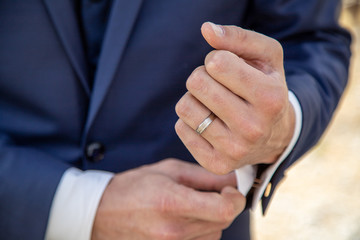 Obraz premium Détail du costard du marié le jour de son mariage