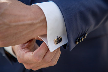 Détail du costard du marié le jour de son mariage