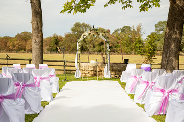 Décoration pour une cérémonie laïque le jour du mariage avec sa belle arche en fleurs