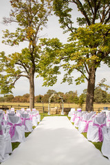 Décoration pour une cérémonie laïque le jour du mariage avec sa belle arche en fleurs