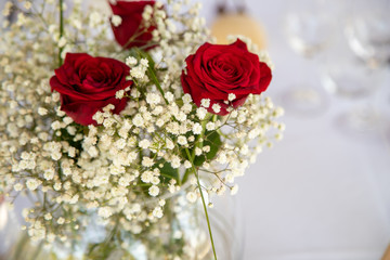 Décoration de table avec des roses rouges le jour d'un mariage