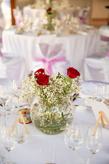 Décoration de table avec des roses rouges le jour d'un mariage