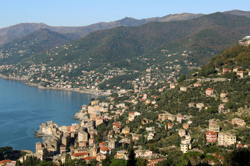 Naklejka premium Veduta di Camogli con mare e monti