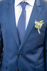 Détail du costard du marié le jour de son mariage