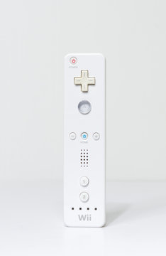 london, england 05/052019 Nintendo wii Controller on a white isolated  background. iconic retro vintage video gaming controller machine. Japanese  technology family gaming fun. foto de Stock | Adobe Stock
