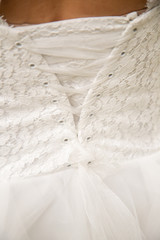 Détail de la robe de la marié le jour de son mariage