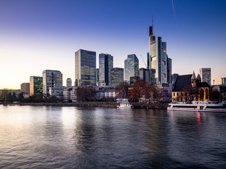 Fototapeta premium Skyline Frankfurtu o zmierzchu, Frankfurt, Hesja, Niemcy