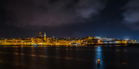 Fototapeta na wymiar night view of city valletta, malta