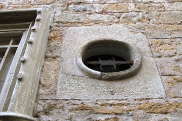 Fenêtre en pierre oeil de boeuf ancienne