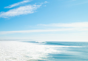 Fototapeta na wymiar Beautiful wave in Pacific Beach in San Diego