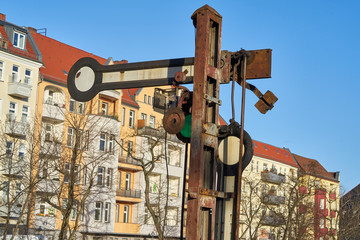 Nahaufnahme der R&uuml;ckseite eines historischen mechanischen Formsignales der Fernbahn