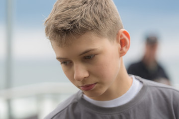Zamyślony chłopak, nastolatek portret