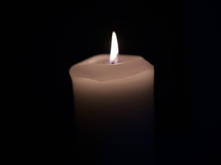Fototapeta na wymiar candle, mourning candle, white candle, wick, candle in the dark, candle on a black background, fire, flame, celebration, mourning, night, evening, romantic dinner, darkness, darkness, light