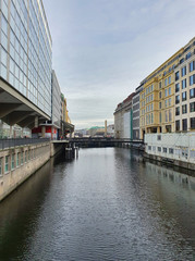 Kanały wodne w centrum Hamburga. Hamburg, Niemcy - obrazy, fototapety, plakaty