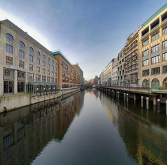 Fototapeta na wymiar Kanały wodne w centrum Hamburga. Hamburg, Niemcy