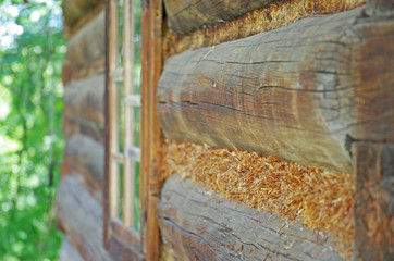 Wypełnienie ocieplenie między belkami drewnianymi w domu zabytkowym