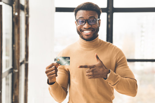 Afro manager holding credit card for cash back