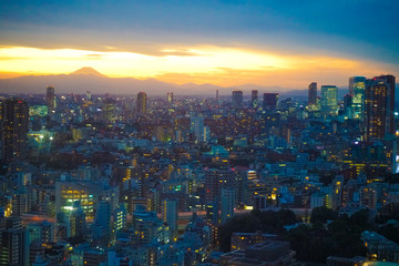 大都会のビル群と夕焼け