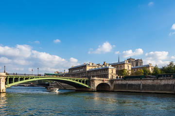Fototapeta na wymiar Blick über die Seine in Paris, Frankreich