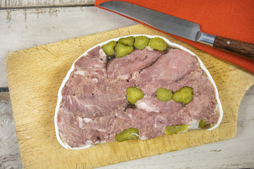 tranche de langue de boeuf en gelé sur une planche à découper