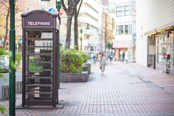 おしゃれな日本の公衆電話（横浜馬車道）