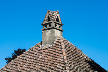Kamin mit Giebeldach