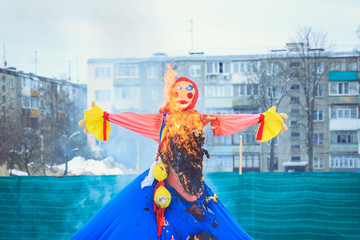The Maslenitsa doll burns at the Spring Festival, the tradition of the Slavs
