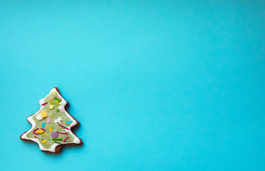 Fototapeta na wymiar Gingerbread cookies Christmas tree for Christmas and New year. Gingerbread. Gifts and celebration. Festive background. The view from the top. Christmas cookies on a bright colored background. Flat Lay