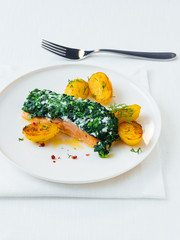 Lachsfilet mit Spinat Kräuterkruste und Bratkartoffeln