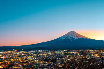 Photo sur Plexiglas Anti-reflet Mont Fuji The twilight of the city below Mount Fuji, sunset.