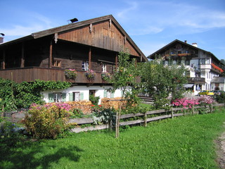 Traditionelle bayerische Häuser in Kochel in Bayern