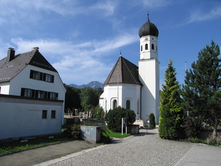 Fototapeta na wymiar Bayerische Kirche mit Zwiebelturm in Kochel am See