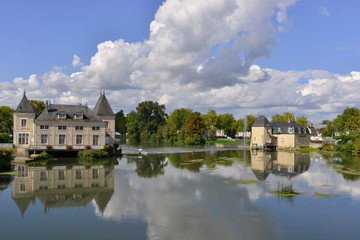 Fototapeta na wymiar Au moulin Poil de Reux sur le Loir à La Flèche (72200), département de la Sarthe en région Pays-de-la-Loire, France