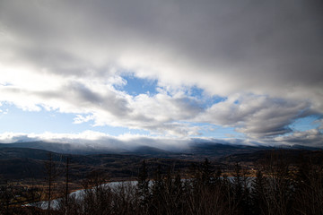 Niebo chmury i góry