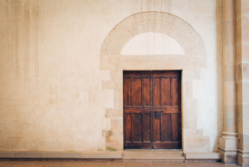 Fototapeta na wymiar une vieille porte en bois médiévale 