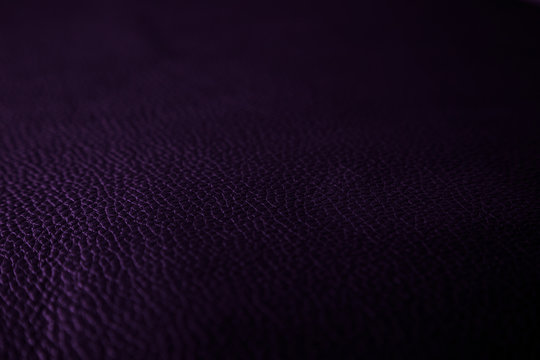 Texture cuir violet très foncé grainé et plié