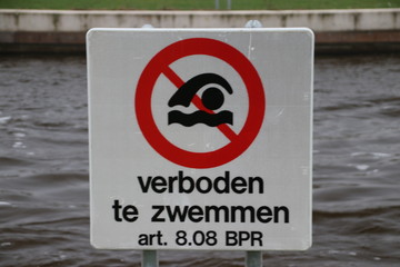 Sign with warning that swimming is not allowed in the water in the dutch language 'Verboden te zwemmen'